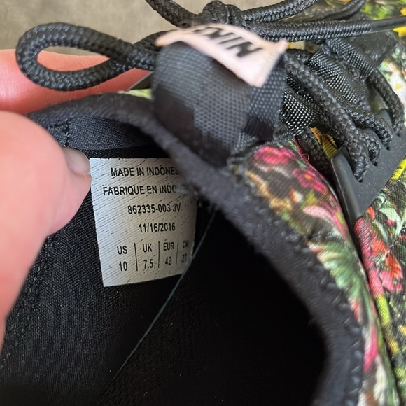 Nike Women’s Roshe Floral Black Sneakers / 10M - Picture 4 of 5